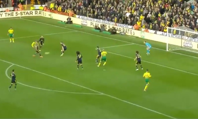 'Họ tự vỡ vụn ra vì không một ai áp sát bóng' - Bóng Đá