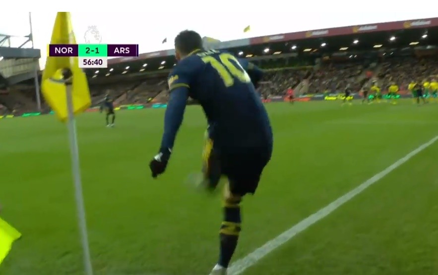 'Bạn có thể thấy Ozil đi thẳng về phía CĐV Norwich' - Bóng Đá