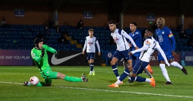 Cech có màn trở lại đáng quên, 