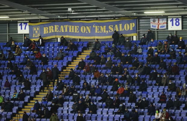 Lần đầu tiên sau 8 tháng, khán giả đã có mặt trên khắp SVĐ nước Anh - Bóng Đá