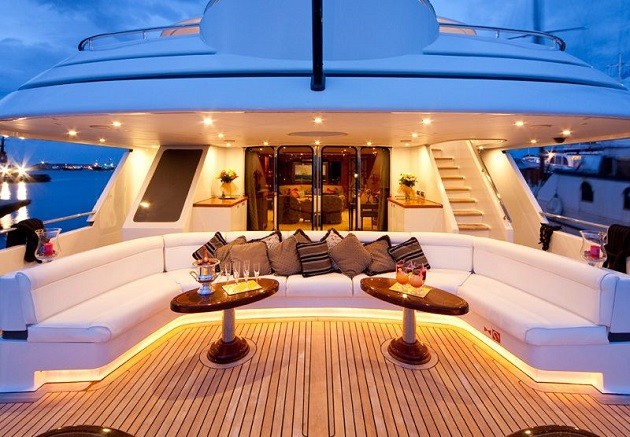 Roman Abramovich's £430m superyacht targeted by activists before fleeing to safety - Bóng Đá