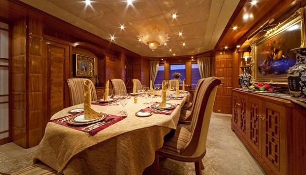 Roman Abramovich's £430m superyacht targeted by activists before fleeing to safety - Bóng Đá