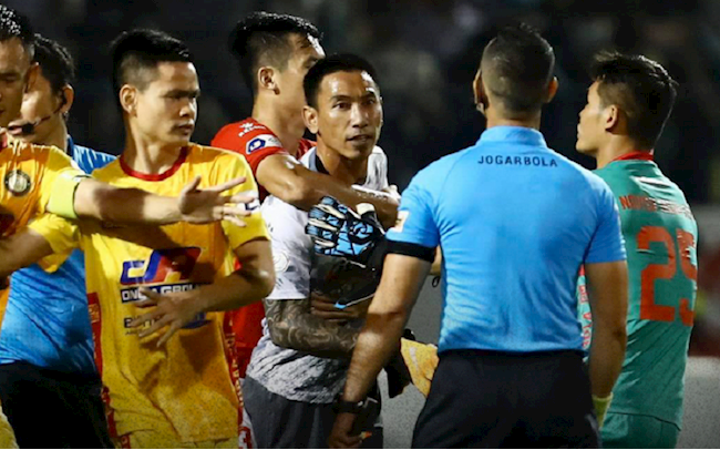 Cầu thủ TPHCM bị phạt, trọng tài vẫn đòi kiện ra luật sư - Bóng Đá