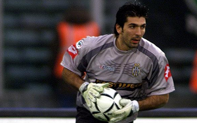 Từ Van Nistelrooy đến Zidane: 10 thương vụ đắt giá nhất mùa giải 2001/02 - Bóng Đá