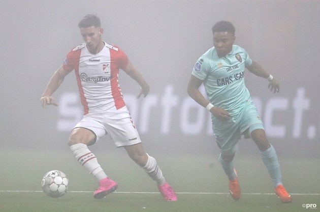 A match between FC Emmen and ADO Den Haag in the Netherlands was suspended for 17 minutes because of fireworks and flares affecting visibility. - Bóng Đá