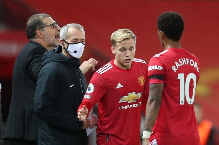 Chưa bàn đẳng cấp, Van de Beek đã cho thấy sự khác biệt quá lớn so với Pogba - Bóng Đá