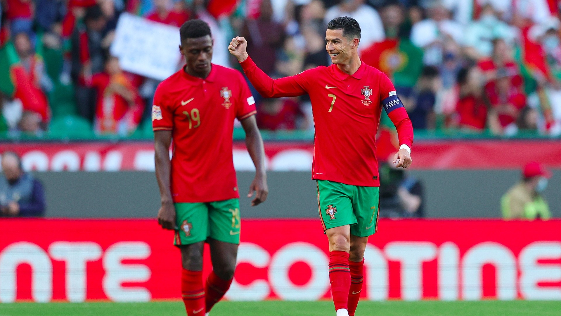 Messi ghi 5 bàn, Ronaldo lập cú đúp nhưng hỏng ăn ở khoảng cách 5m - Bóng Đá
