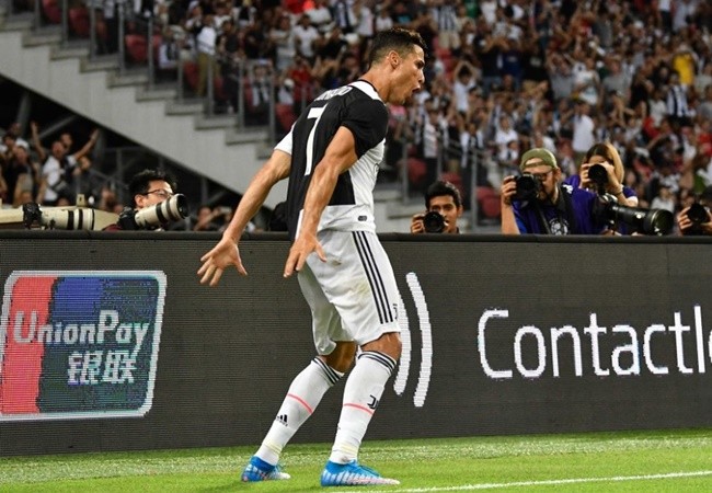 11 màn ăn mừng 'cực độc' của các siêu sao: Ấn tượng CR7; 'Nỗi đau' Man Utd - Bóng Đá