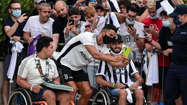 Ronaldo returns to Juventus training after summer of links to Manchester United and PSG - Bóng Đá
