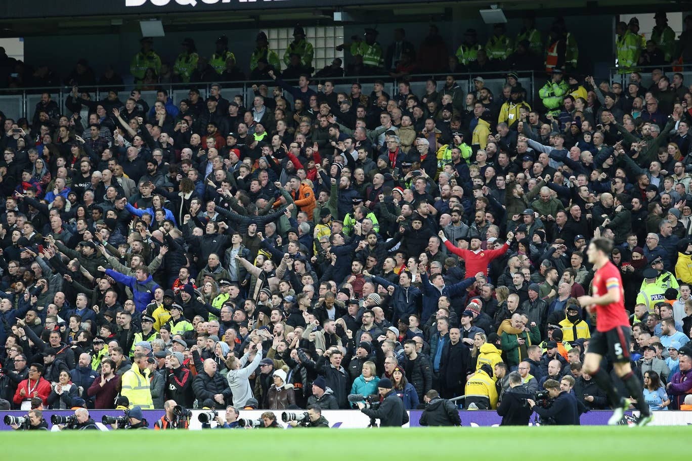 10 hình ảnh ấn tượng ở derby Manchester: 'Ác mộng' VAR; Pep lo sợ - Bóng Đá