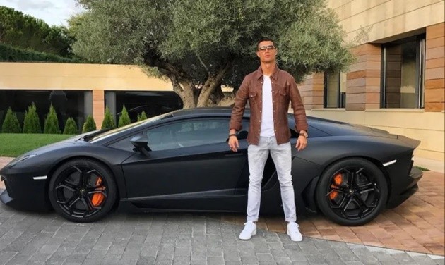 Ronaldo lạnh lùng trong siêu xe Bentley, vệ sĩ hộ tống đến tận sân tập - Bóng Đá