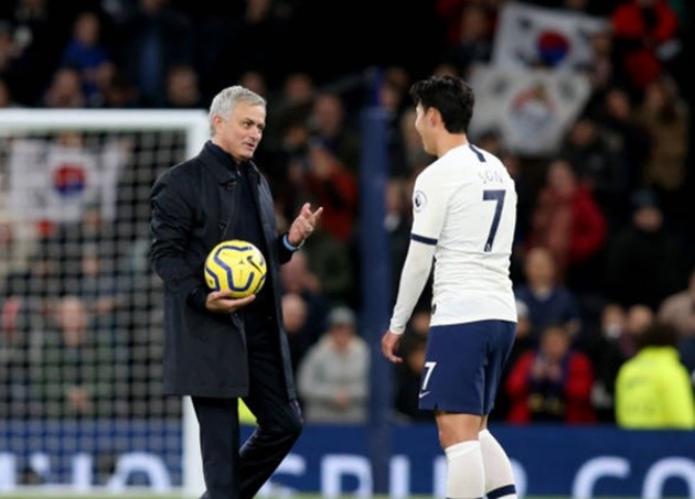 Jose Mourinho takes match ball off Son Heung-min and gives it to Spurs debutant Troy Parrott instead - Ảnh - Bóng Đá