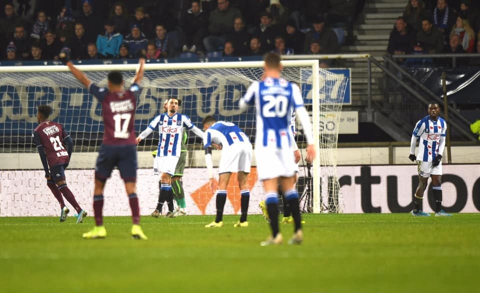 Đoàn Văn Hậu tươi rói trong giây phút vinh danh, vẫn chưa có trận ra mắt Heerenveen - Bóng Đá