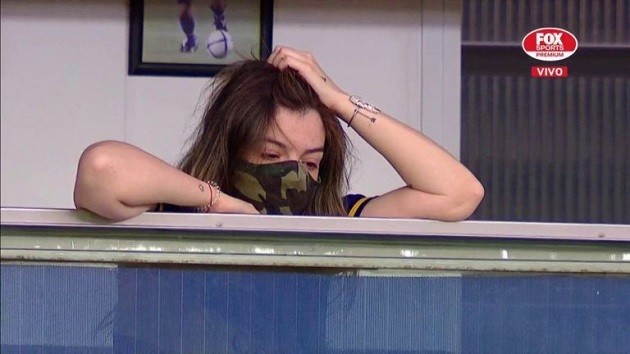 Con gái cưng của Maradona bật khóc nức nở trên khán đài Boca Juniors - Bóng Đá