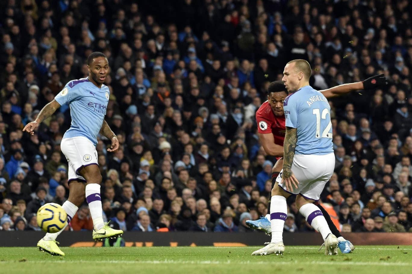 10 hình ảnh ấn tượng ở derby Manchester: 'Ác mộng' VAR; Pep lo sợ - Bóng Đá