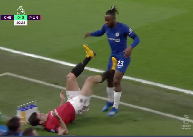 Maguire quá mạo hiểm, suýt thành 'tội đồ' khiến Man Utd mất điểm - Bóng Đá