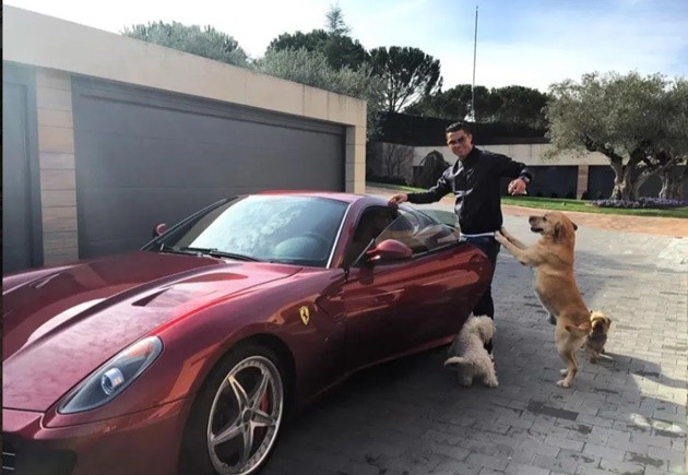 Ronaldo lạnh lùng trong siêu xe Bentley, vệ sĩ hộ tống đến tận sân tập - Bóng Đá