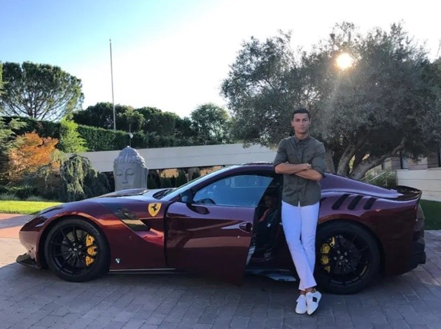 Ronaldo lạnh lùng trong siêu xe Bentley, vệ sĩ hộ tống đến tận sân tập - Bóng Đá