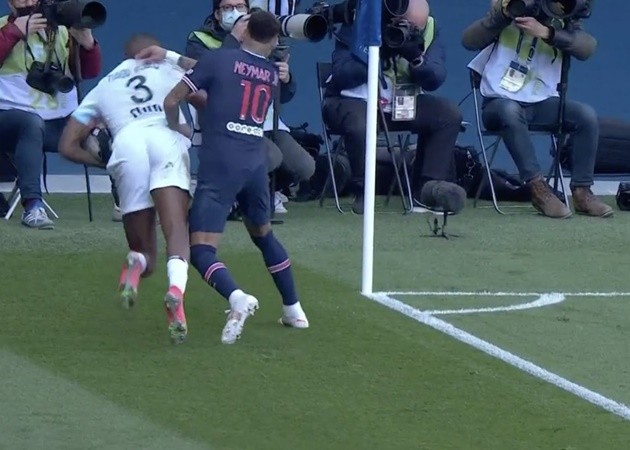 CHOÁNG! Neymar nổi máu 'côn đồ', gây hấn xong đòi đánh đối phương - Bóng Đá