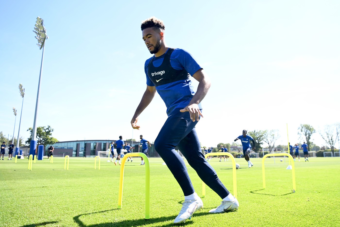Kante trông khác lạ, tân binh đắt giá cật lực trên sân tập Chelsea - Bóng Đá