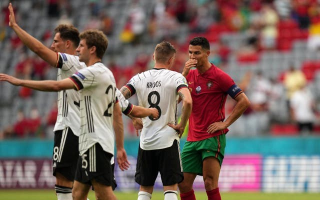 Ronaldo khoe cơ thể hoàn hảo thế nào? - Bóng Đá