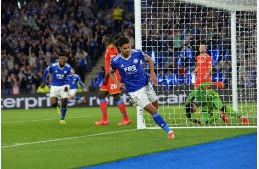 Leicester and Napoli fans in stadium bust-up with bottles thrown - Bóng Đá