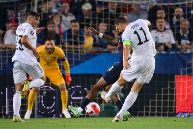 Tân binh hụt Chelsea lĩnh thẻ đỏ, Pháp bị Bosnia cầm hòa - Bóng Đá