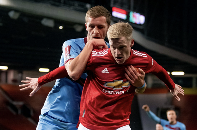 Donny van de Beek is expected to hold talks with Solskjaer before the start of the 2021/21 - Bóng Đá