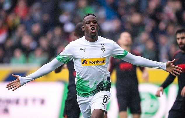 Atletico Madrid 'to rival Manchester United for Denis Zakaria' - Bóng Đá