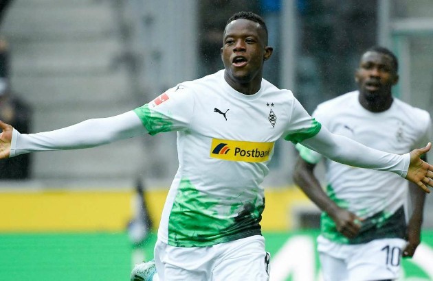 Man Utd and Chelsea in Denis Zakaria transfer battle as duo fight for Borussia Monchengladbach midfielder - Bóng Đá