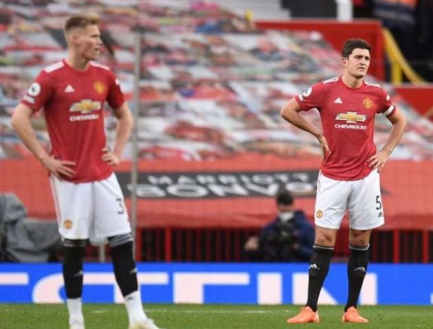 CHOÁNG! Maguire lại 'diễn hài', kéo Shaw ngã chổng vó để cầu thủ Spurs thoải mái sút tung lưới M.U - Bóng Đá