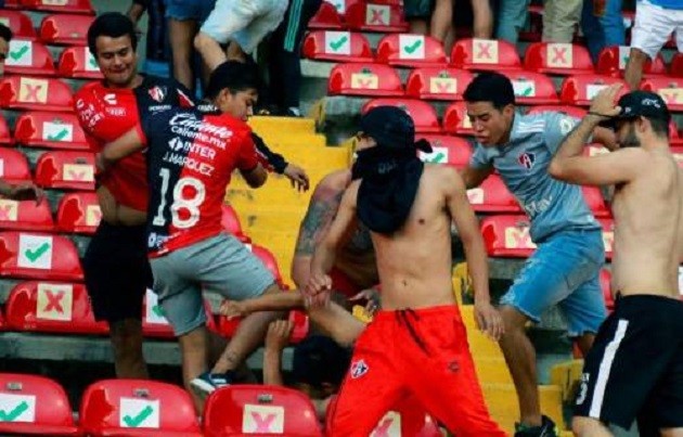 Queretaro-Atlas match in Liga MX suspended due to ugly fan violence - Bóng Đá