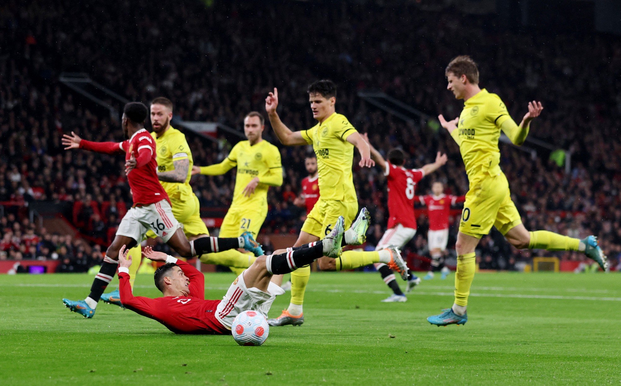 Ronaldo xô McTominay để tiện thực hiện cú tắc bóng chất lượng - Bóng Đá
