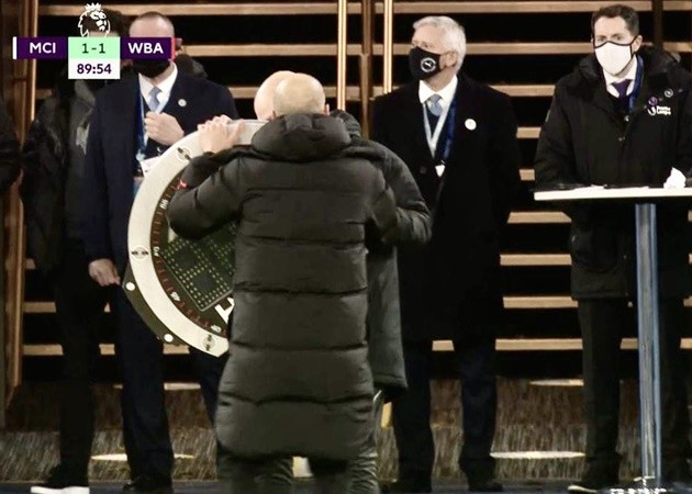 Pep Guardiola comically remonstrates in front of Anthony Taylor as fourth official announces four minutes - Bóng Đá