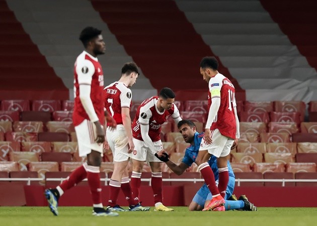 Gabriel Martinelli, Kieran Tierney & Pierre-Emerick Aubameyang console Olympiakos & former Arsenal defender Sokratis Papastathopoulos - Bóng Đá