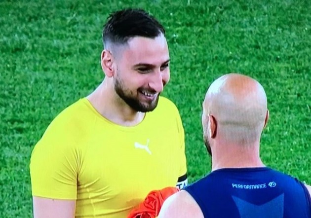 CHOÁNG! Donnarumma cười tươi dù đội nhà thua tan nát - Bóng Đá