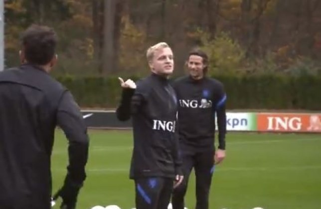 Manchester United midfielder Donny van de Beek laughed at by teammates after nutmeg in Netherlands training - Bóng Đá
