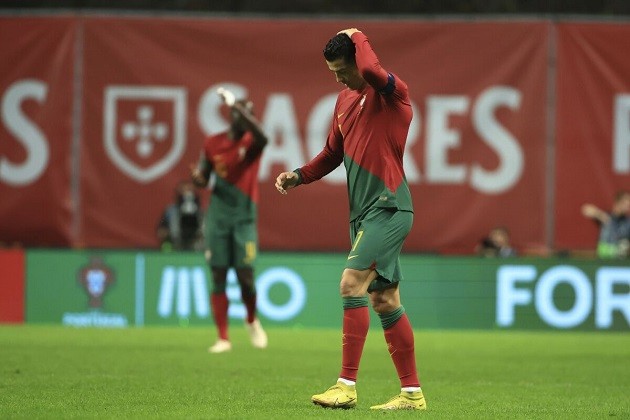Ronaldo vô hại, Bồ Đào Nha bị loại trong gang tấc - Bóng Đá