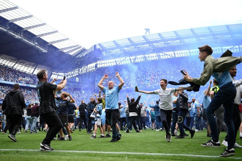 CĐV Man City quậy tưng bừng tại Etihad trong ngày vô địch - Bóng Đá
