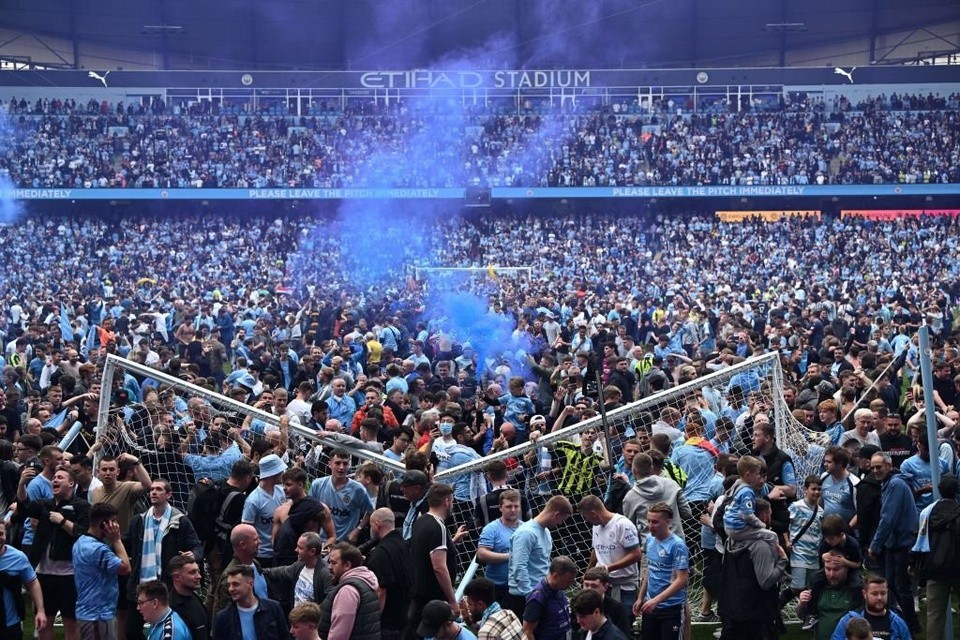 CĐV Man City quậy tưng bừng tại Etihad trong ngày vô địch - Bóng Đá