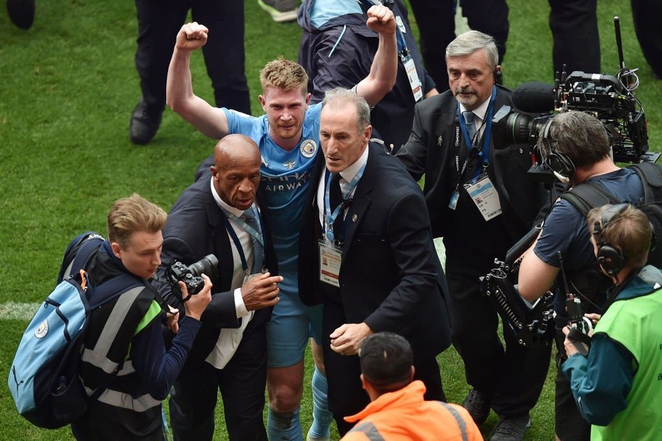 CĐV Man City quậy tưng bừng tại Etihad trong ngày vô địch - Bóng Đá