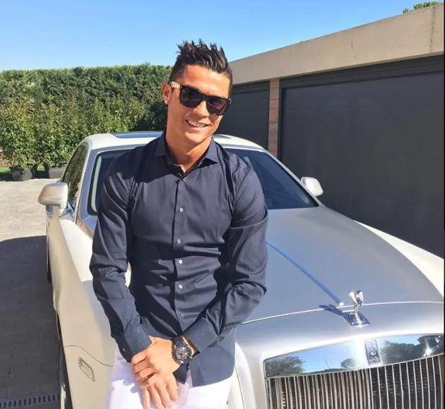 Ronaldo lạnh lùng trong siêu xe Bentley, vệ sĩ hộ tống đến tận sân tập - Bóng Đá