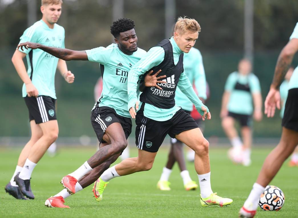 Cú hích lớn xuất hiện, tân binh đầy mạnh mẽ trên sân tập Arsenal - Bóng Đá