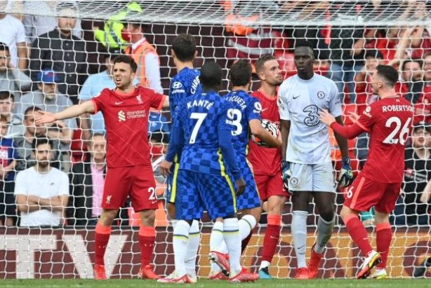 Màn xô xát giữa Mendy và Henderson - Bóng Đá