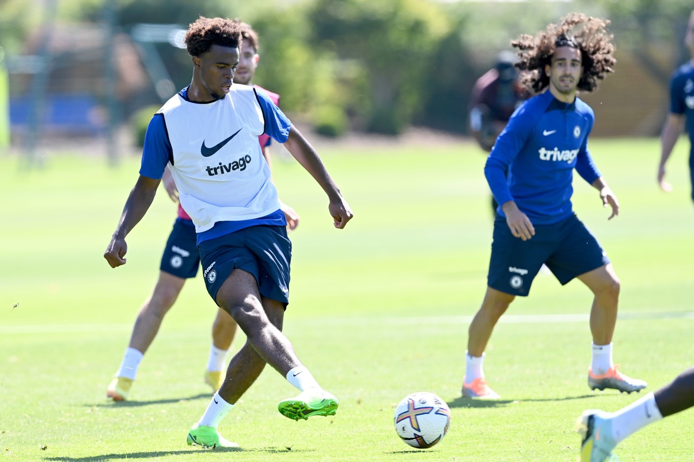 Kante trông khác lạ, tân binh đắt giá cật lực trên sân tập Chelsea - Bóng Đá