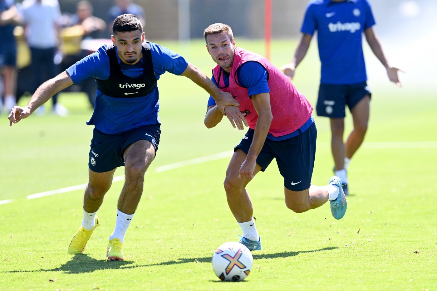 Kante trông khác lạ, tân binh đắt giá cật lực trên sân tập Chelsea - Bóng Đá