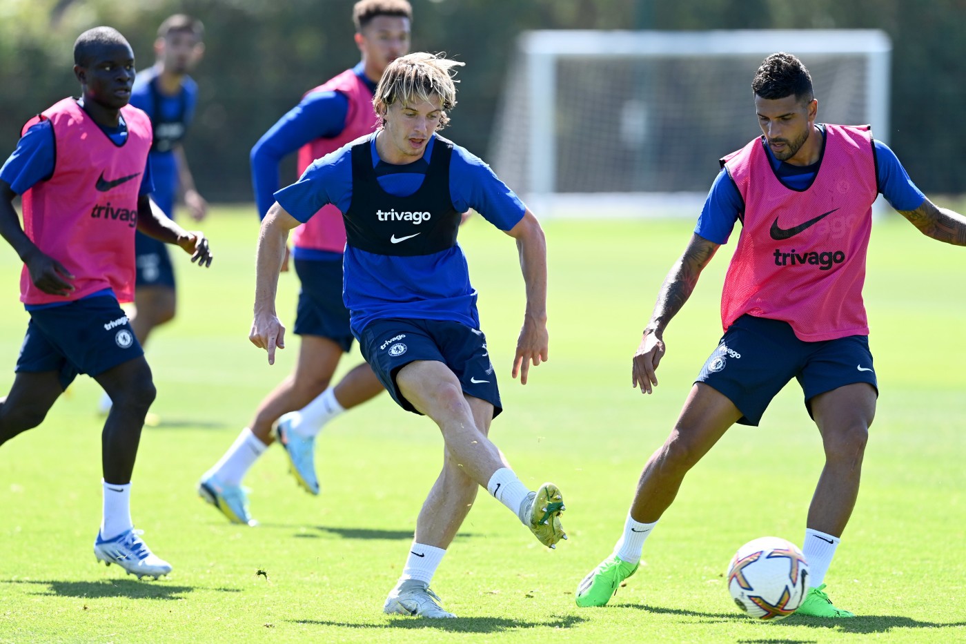 Kante trông khác lạ, tân binh đắt giá cật lực trên sân tập Chelsea - Bóng Đá