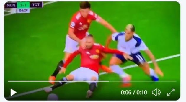 CHOÁNG! Maguire lại 'diễn hài', kéo Shaw ngã chổng vó để cầu thủ Spurs thoải mái sút tung lưới M.U - Bóng Đá