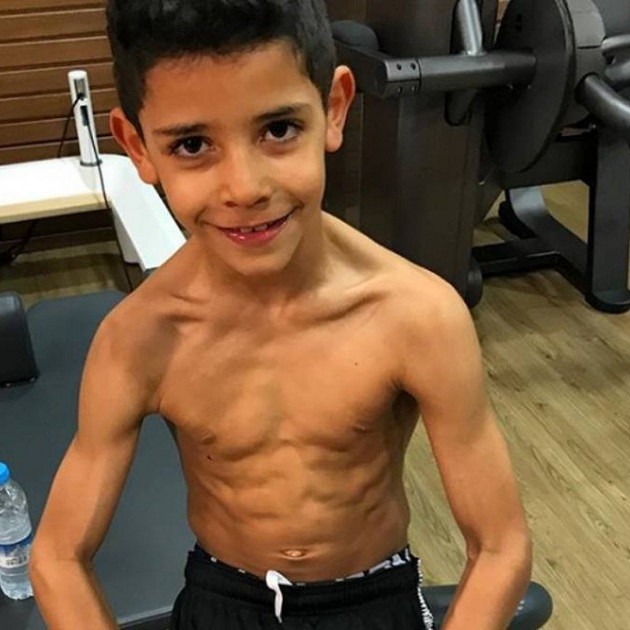 Cristiano Ronaldo Jnr before his first day at school in Manchester. Hình tròn màu đỏ - Bóng Đá