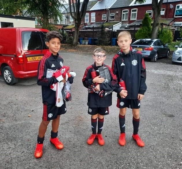 Cristiano Ronaldo Jnr before his first day at school in Manchester. Hình tròn màu đỏ - Bóng Đá